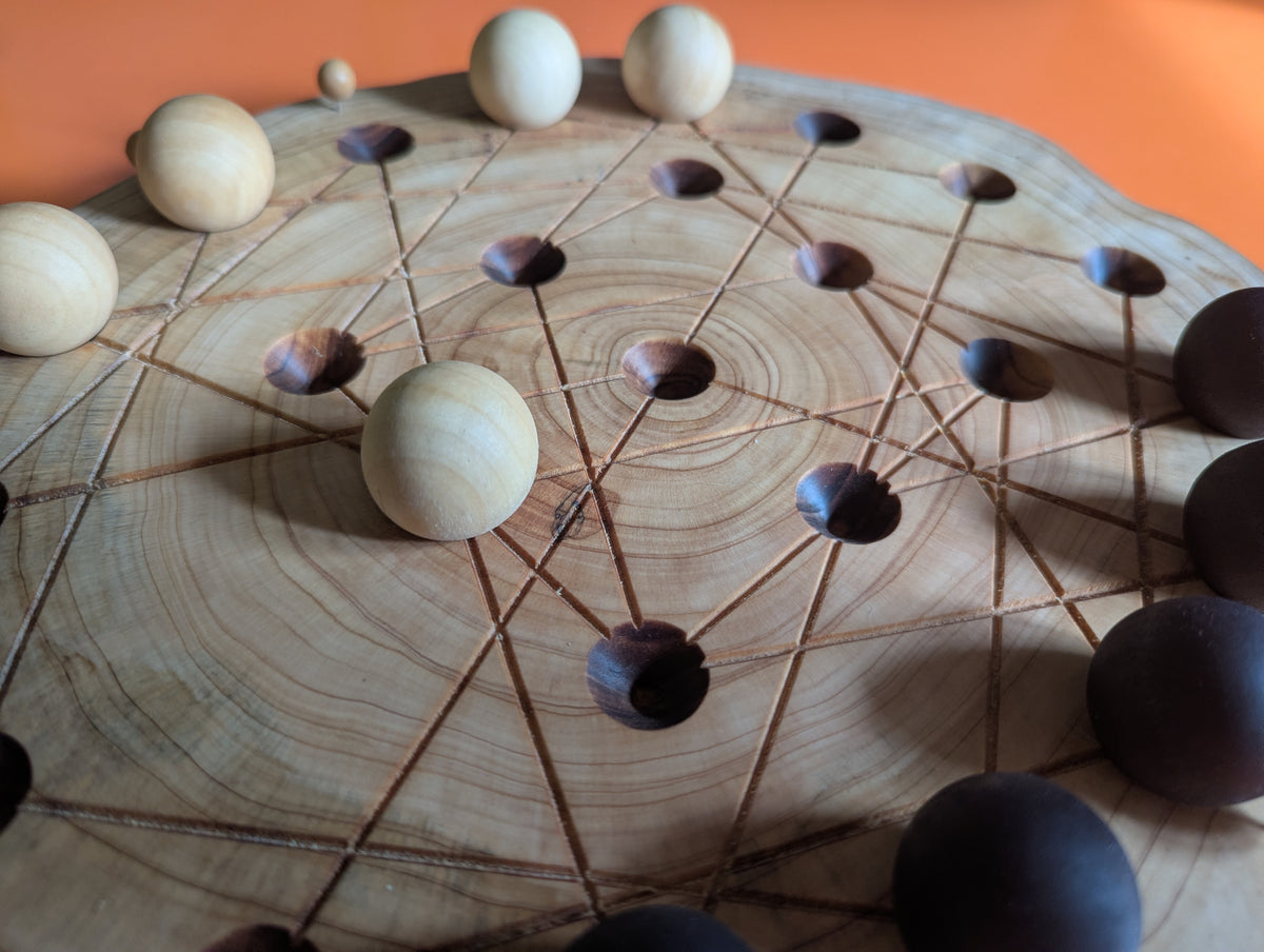 JarmoArena game set. Circle juniper wood board with live edge.