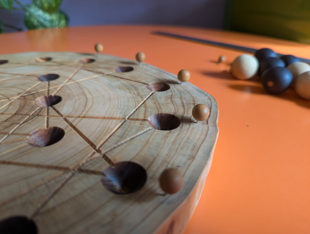 JarmoArena game set. Circle juniper wood board with live edge.