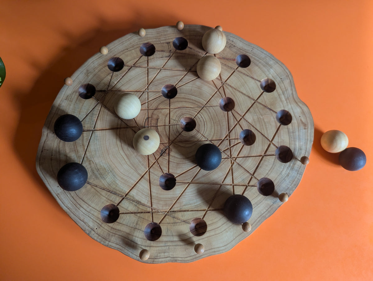 JarmoArena game set. Circle juniper wood board with live edge.