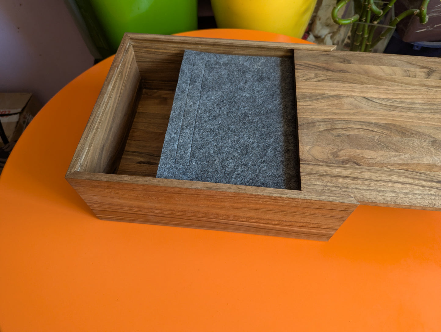 18" foldable borderless chessboard. 4 parts with magnets. With wooden chessbox