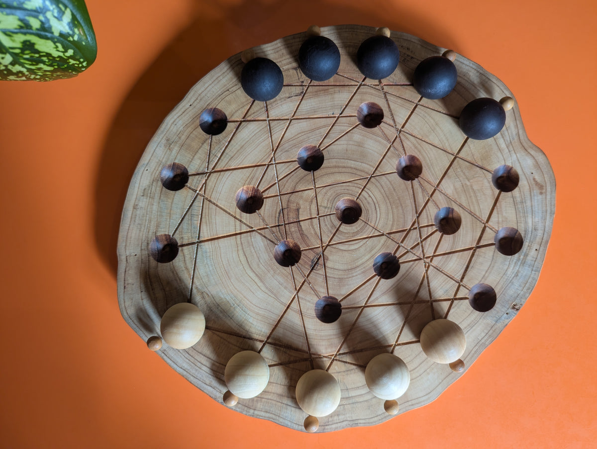 JarmoArena game set. Circle juniper wood board with live edge.
