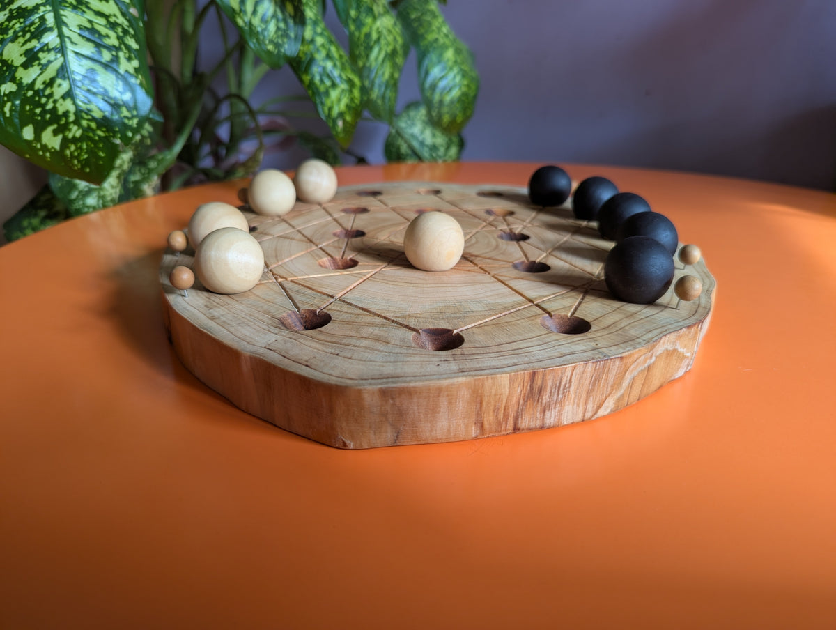 JarmoArena game set. Circle juniper wood board with live edge.