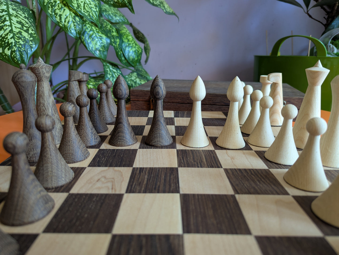 Handmade minimalist Hermann Ohme chess set in oak wood box