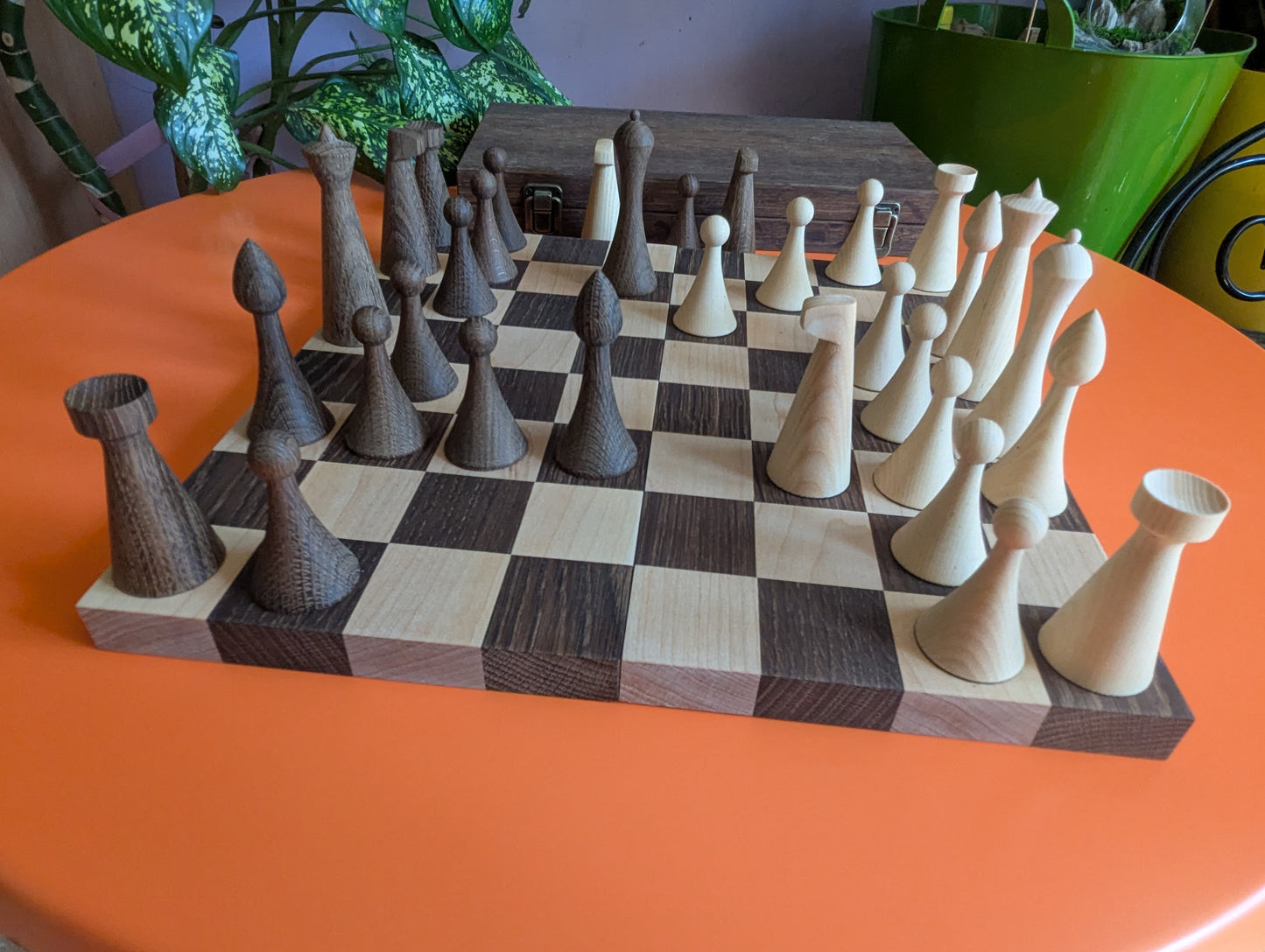 Handmade minimalist Hermann Ohme chess set in oak wood box