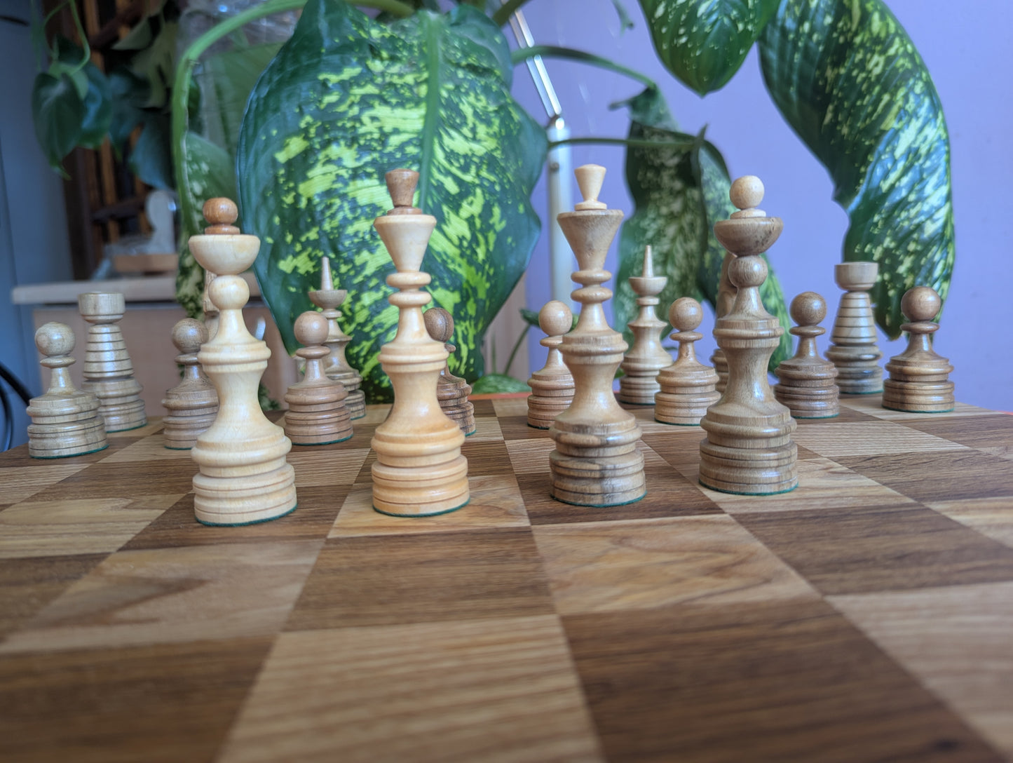 Wooden carved chess pieces with 18" borderless chessboard