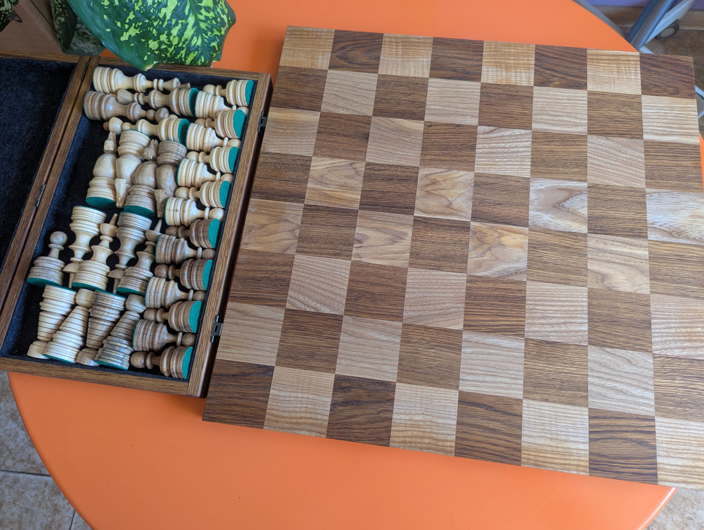 Wooden carved chess pieces with 18" borderless chessboard