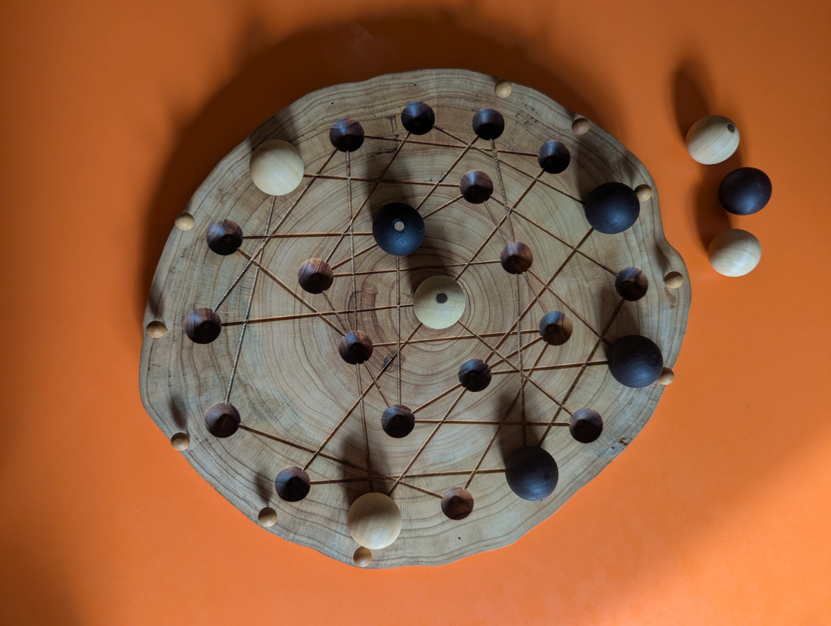 JarmoArena game set. Circle juniper wood board with live edge.