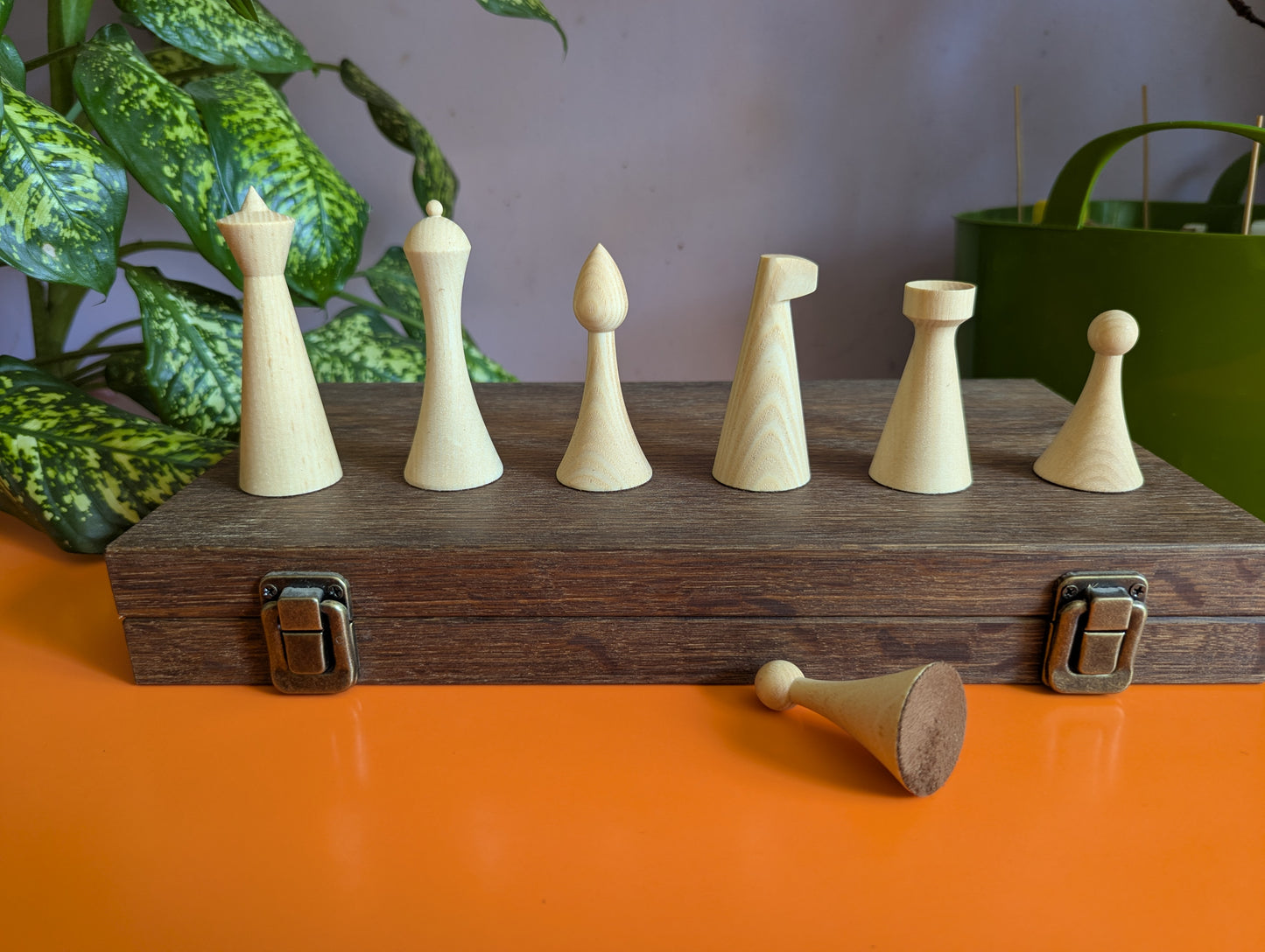 Handmade minimalist Hermann Ohme chess set in oak wood box