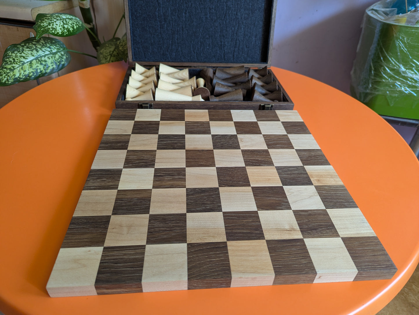 Handmade minimalist Hermann Ohme chess set in oak wood box