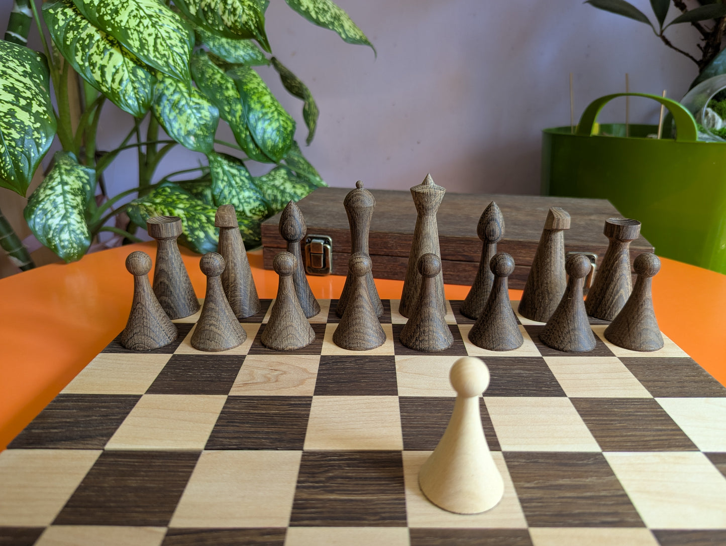 Handmade minimalist Hermann Ohme chess set in oak wood box