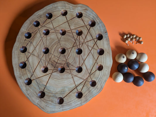 JarmoArena game set. Circle juniper wood board with live edge.