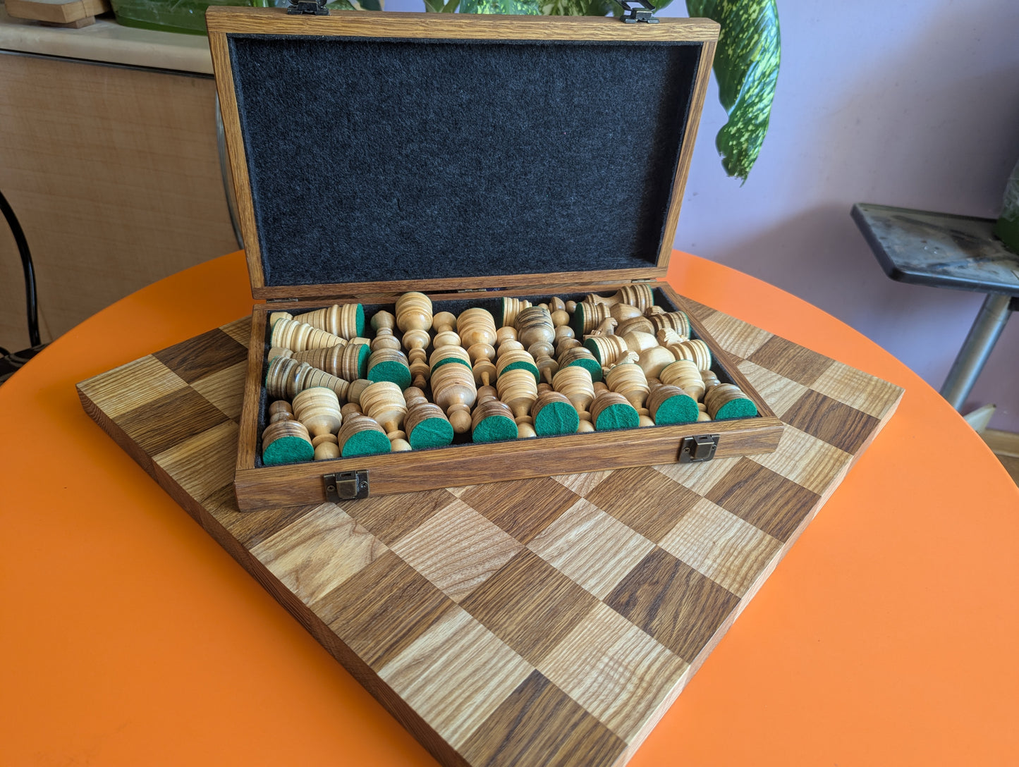 Wooden carved chess pieces with 18" borderless chessboard