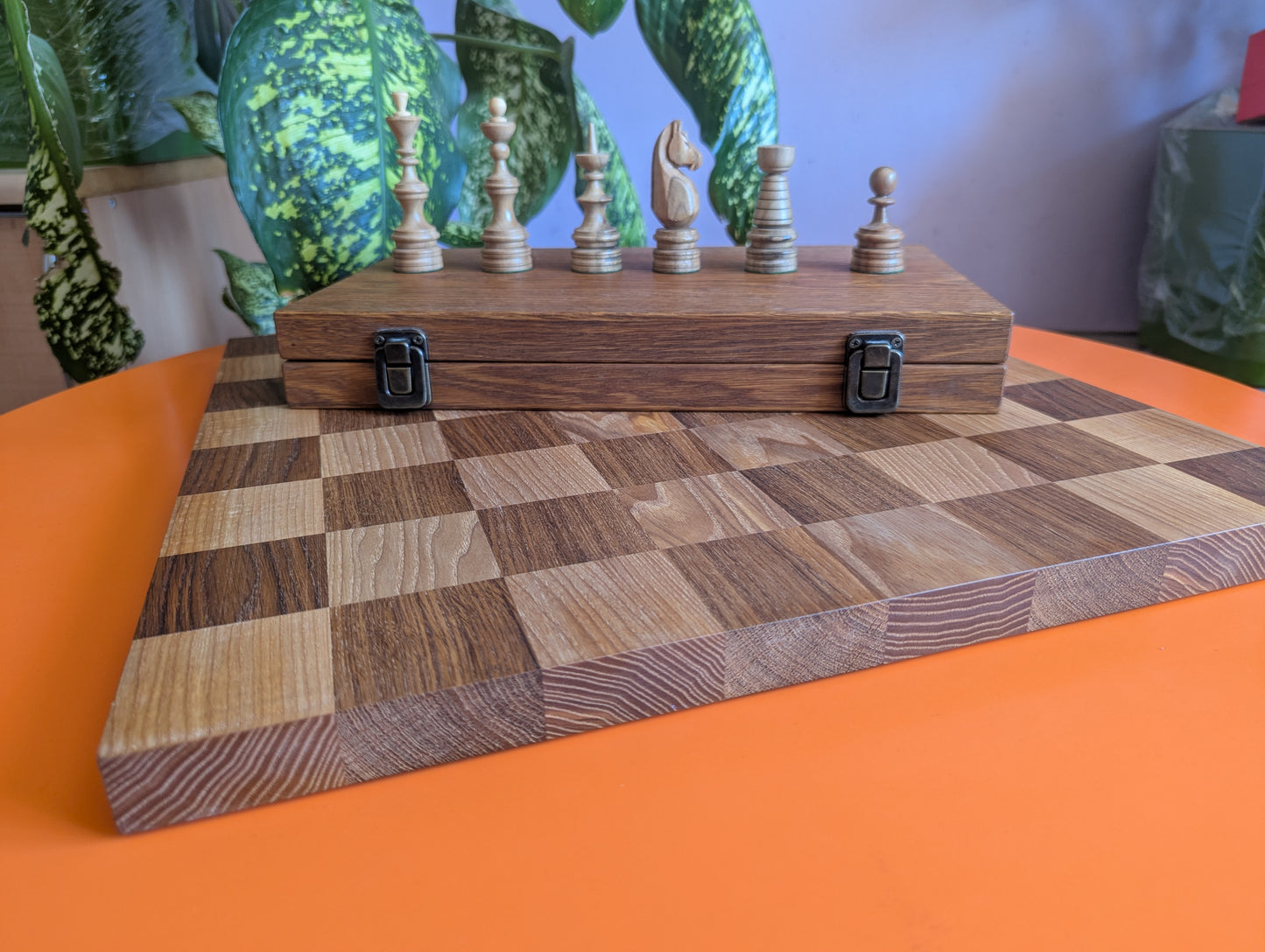 Wooden carved chess pieces with 18" borderless chessboard