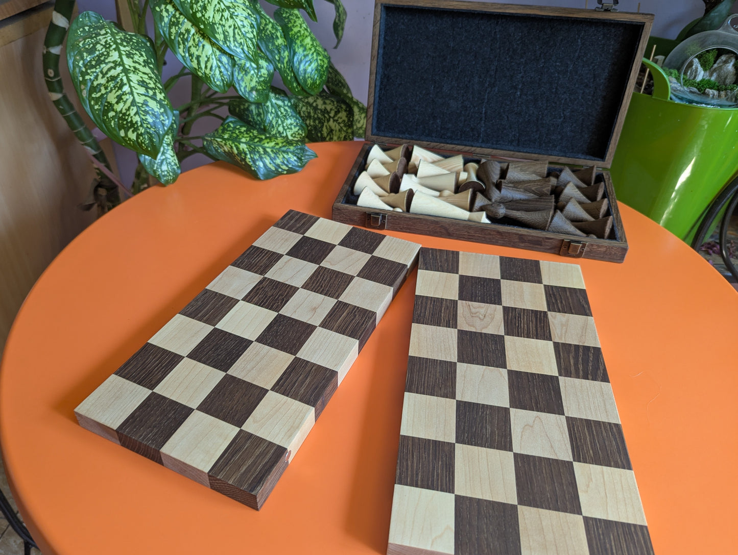 Handmade minimalist Hermann Ohme chess set in oak wood box