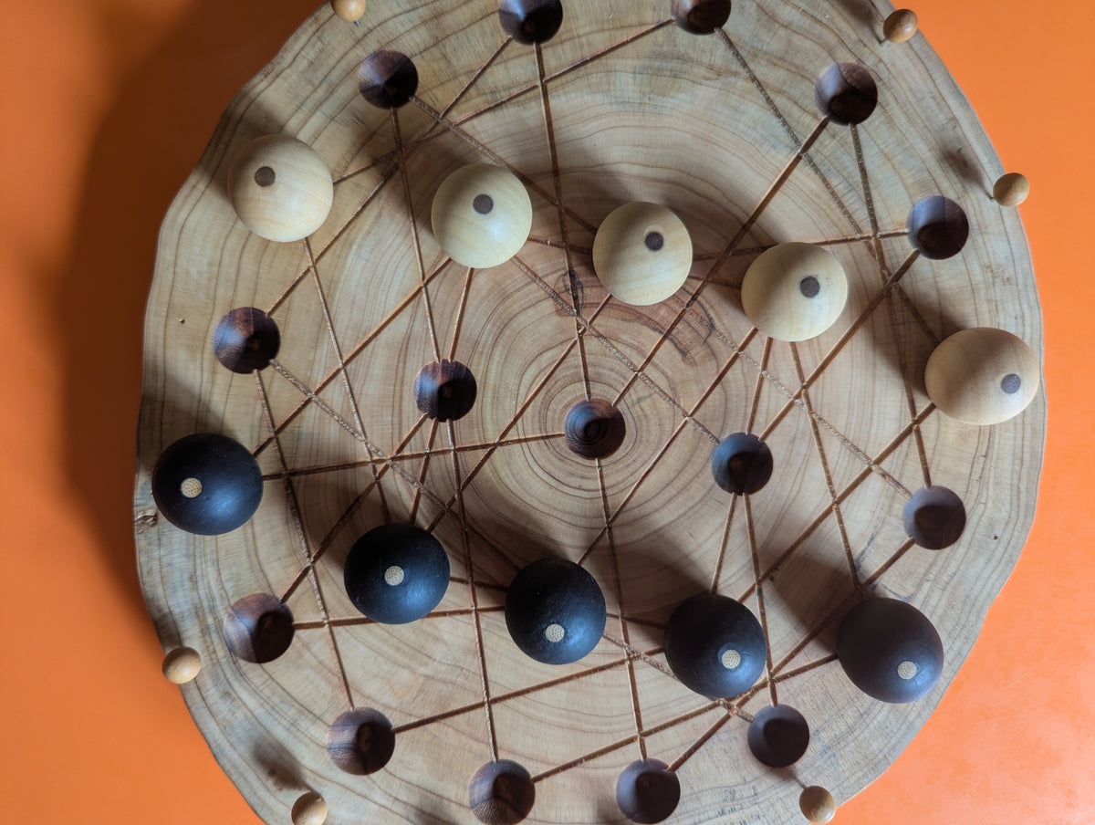 JarmoArena game set. Circle juniper wood board with live edge.