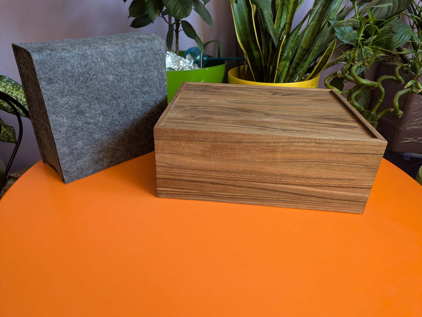 18" foldable borderless chessboard. 4 parts with magnets. With wooden chessbox