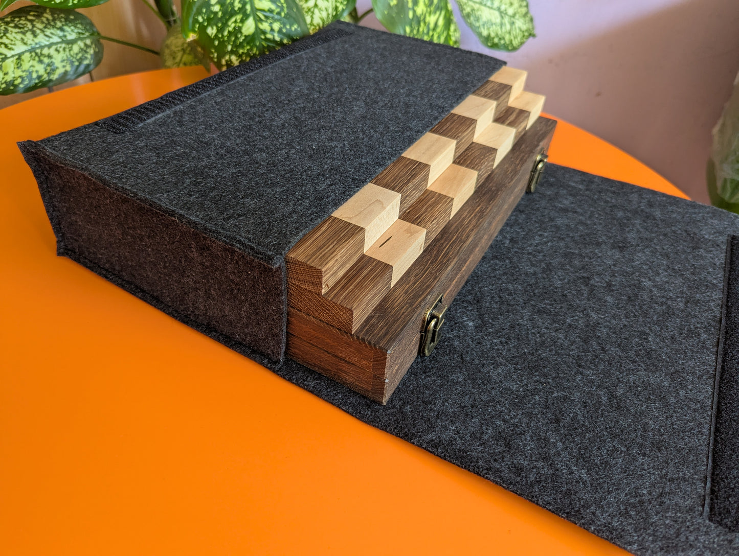 Handmade minimalist Hermann Ohme chess set in oak wood box