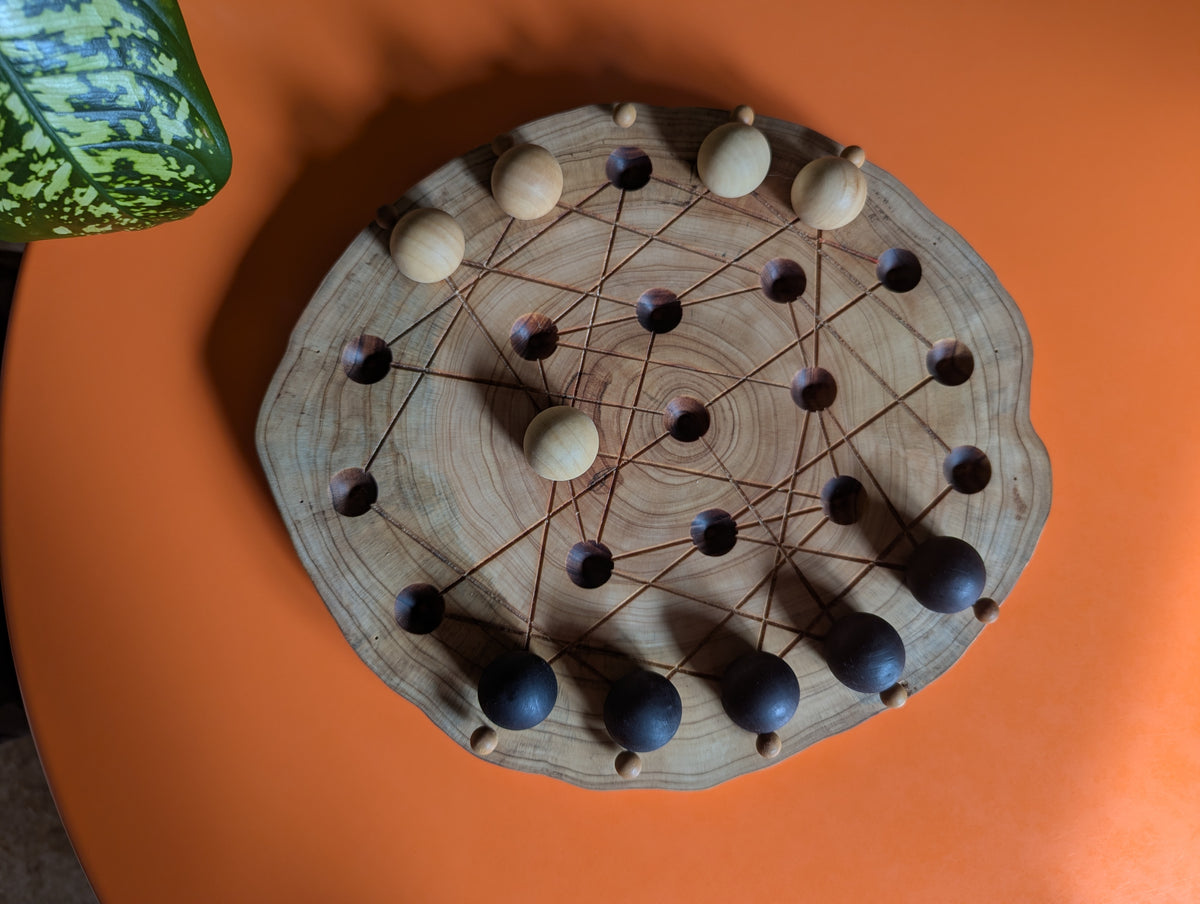 JarmoArena game set. Circle juniper wood board with live edge.